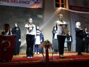 İşaret Diliyle İstiklal Marşı Okudular