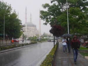 Edirne’de Sağanak Yağış Etkili Oldu