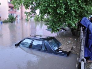 Şiddetli Yağış Tekirdağ’da Hayatı Durdurdu