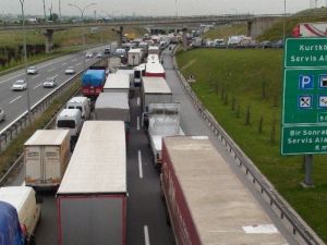 TEM’de Devrilen Tır 25 Kilometrelik Araç Kuyruğuna Yol Açtı