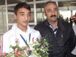 Avrupa Şampiyonu Boksöre Coşkulu Karşılama