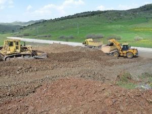 Tokat’ta Grup Köy Yollarında Asfalt Çalışması