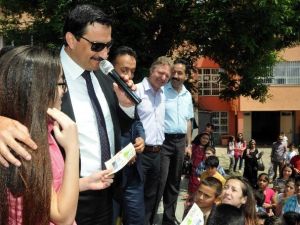 Çocuklardan Başkan AK’a Sevgi Seli