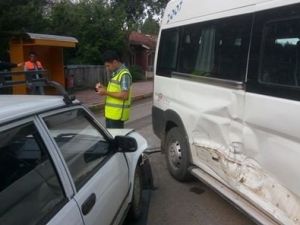 Öğrenci Servisi İle Otomobil Çarpıştı