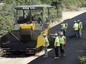 Erdemli’de Çeşmeli-sarıyer Yolu Asfaltlanıyor