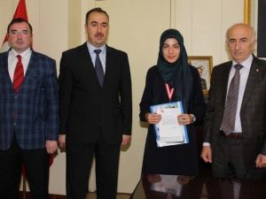 Hat Ve Kaligrafi Dalında Türkiye Üçüncüsü Olan Öğrenci Vali Tarafından Ödüllendirildi