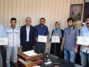 Batman’da Seminere Katılan Berber Ve Kuaförlere Katılım Belgesi Verildi