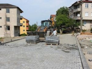 Akçakoca’da Kilit Parke Taşı Döşeme Çalışmaları Tüm Hızıyla Sürüyor