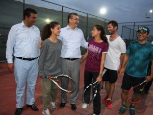 Başkan Güvenç’ten Kortta Tenis Maçı