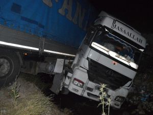 Adıyaman’da Virajı Alamayan Tır Dereye Uçtu