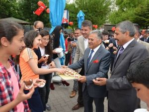 Başkan Dr. Memduh Büyükkılıç’a Öğrencilerden Sevgi Gösterisi