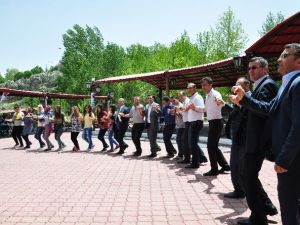 Enerji İşçileri Pilav Gününde Halaylarla Eğlendi