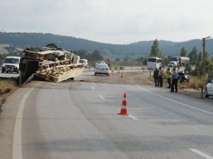 İzmir’de Kamyon Yolcu Otobüsüne Çarptı: 3 Yaralı