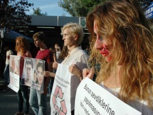 Kadına Şiddete Dikkat Çekmek İçin 20 Kadının Yüzleri Boyandı