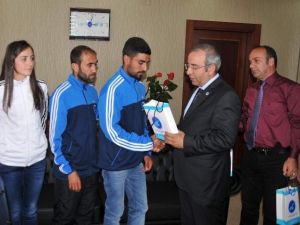 Rektör Battal’dan Başarılı Sporculara Ödül