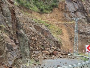 Oltu-artvin Karayolu Heyelan Nedeniyle Kapandı