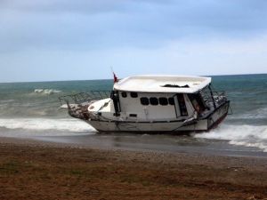 Antalya’da 154 Suriyeli Mültecinin Bulunduğu Tekne Karaya Vurdu