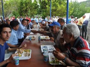 Başkan Turgut İşçilerle Yemek Yedi
