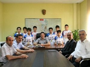 Ataşbak Şampiyon Badmintoncuları Kabul Etti