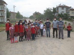 Tozlu Yoldan Şikayetçi Olan Mahalleli Maskeyle Eylem Yaptı