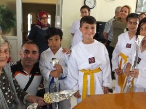 Burhaniye’de Genç Sporcuların Huzurevi Ziyareti
