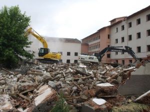 Eski Devlet Hastanesi Binasının Yıkımına Başlandı