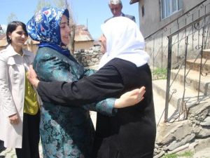Tuba Işın, Hamur’da Ev Ziyaretlerinde Bulundu