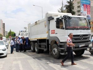 Panzer Kamyon Ve Otomobil Zincirleme Kazaya Karıştı