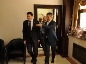 ABD Başkonsolosu, Büyükşehir Belediyesini Ziyaret Etti
