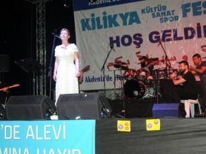 Akdeniz Belediyesi’nin Kültürler Buluşmasında İlkay Akkaya Rüzgarı