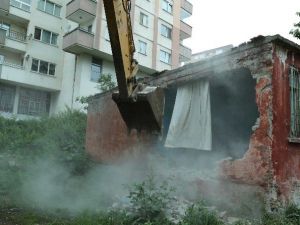 İlkadım’da Metruk Binalar Yıkılıyor