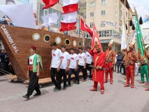 Öğrenciler Gemiyi Karadan Yürüttüler