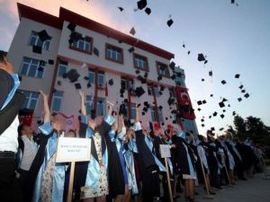 ADÜ’nün Genç Ziraatçıları Mezuniyete Kep Fırlattı