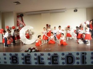 Ana Sınıfı Öğrencilerinden Annelerine Sürpriz Program