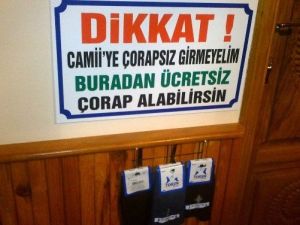 Camiye Çıplak Ayakla Gelene Ücretsiz Çorap