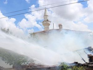 Cami Yanında Çıkan Yangın Korkuttu