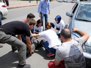 Otomobille Elektrikli Bisiklet Çarpıştı: 1 Yaralı