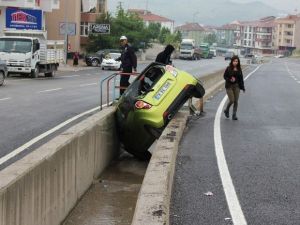 Seyir Halindeki Otomobil Su Kanalına Düştü