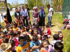 Muş’ta Minik Öğrenciler Fidan Dikti