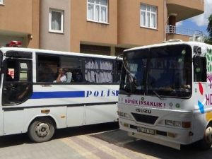 Kadirli’de HDP’li Dört Aday Yüzlerce Polis Eşliğinde Mahalle Gezisi Yaptı