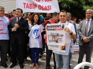 Samsun’daki Doktor Cinayeti, Dr. Ersin Arslan’ın Öldürüldüğü Hastanede Protesto Edildi