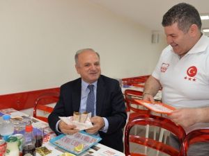 Vali Çakacak’ın Tantuni Keyfi