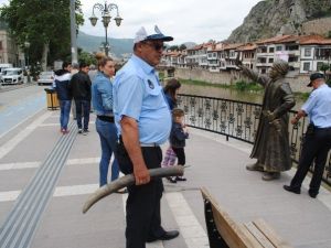 Selfieci Şehzadenin Kılıcı Yine Kırıldı