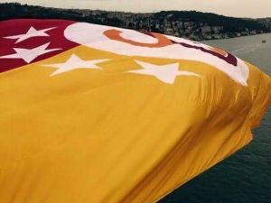 İstanbul Boğazı’na Galatasaray Bayrağı