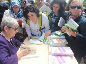 Prof. Dr. Canan Karatay Beyşehir’de Kitaplarını İmzaladı