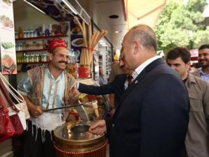 Bakan Çavuşoğlu’ndan Kuşadası’nda Esnaf Turu