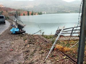 Karpuz Yüklü Kamyon Baraj Gölüne Uçtu: 1 Ölü