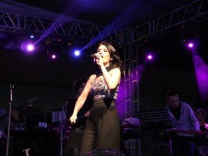 İrem Derici Mut’ta Hayranlarını Coşturdu