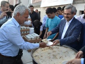 "Necdet Hoca" Pilav Dağıttı