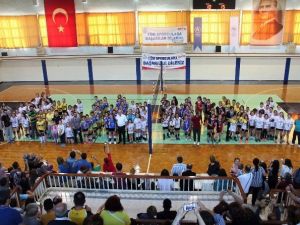 Minik Voleybolcular Madalyalarını Aldı